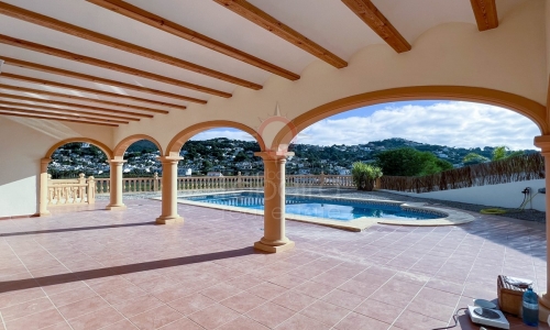Letar du efter ett hus på Costa Blanca? Denna villa till salu i Moraira uppfyller alla dina förväntningar