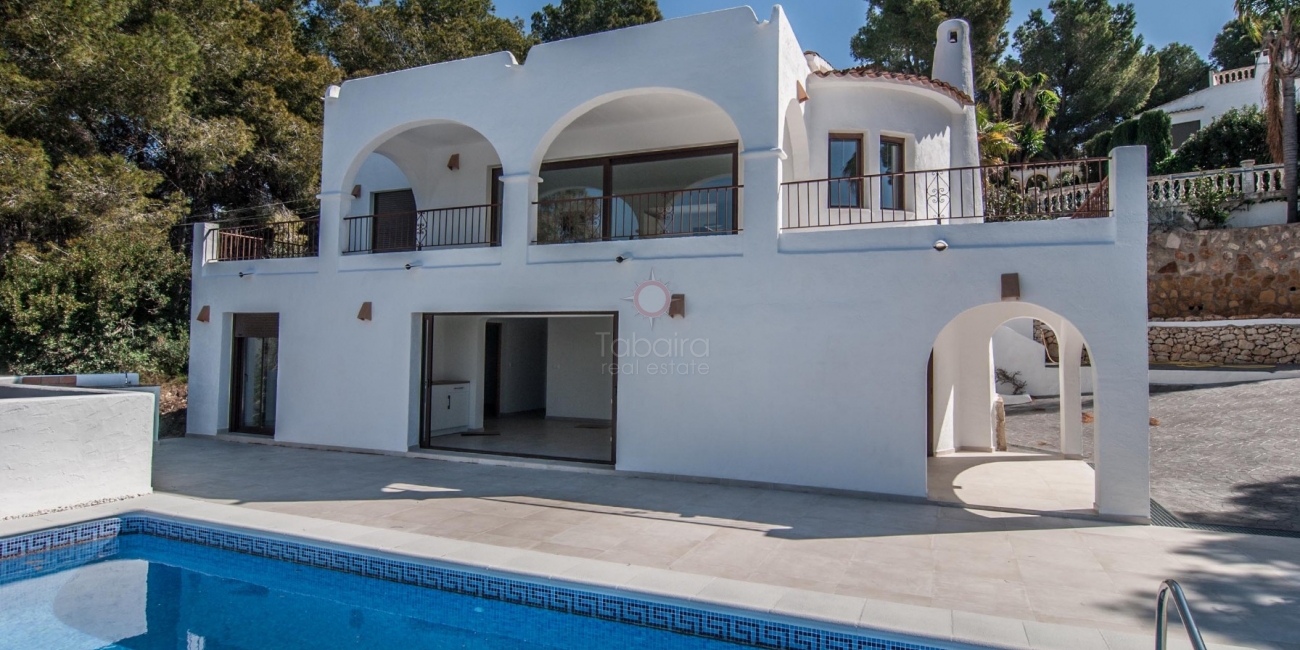 Villa modernizada con vistas al mar en venta en Paichi Moraira