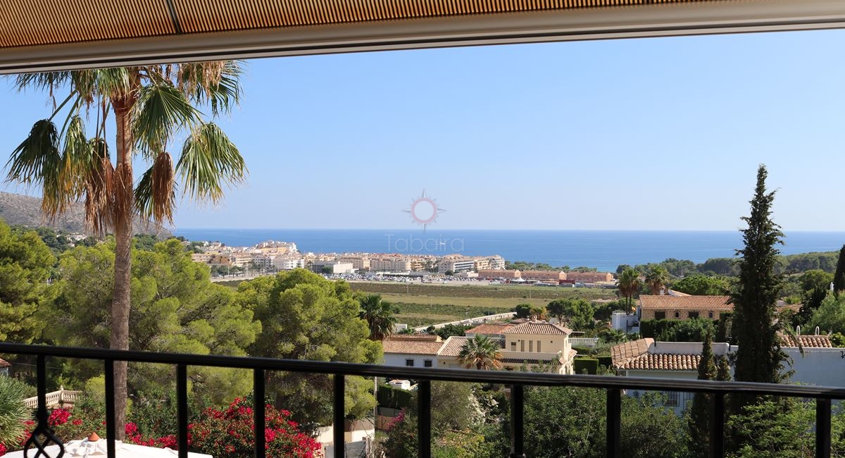 Villa de estilo ibiza en moraira en venta con vistas al mar