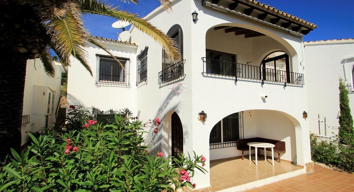 Villa comunitaria con vistas al mar en venta en Moraira