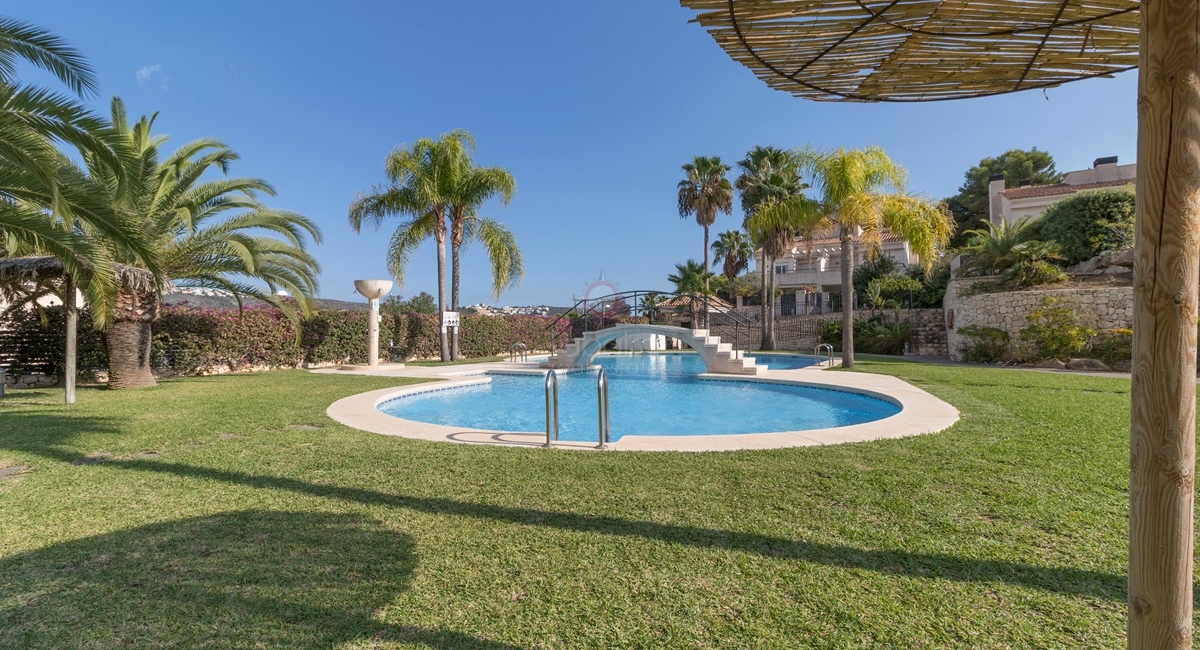 Zonas de piscina y jardín en el Complejo Deportivo Moraira