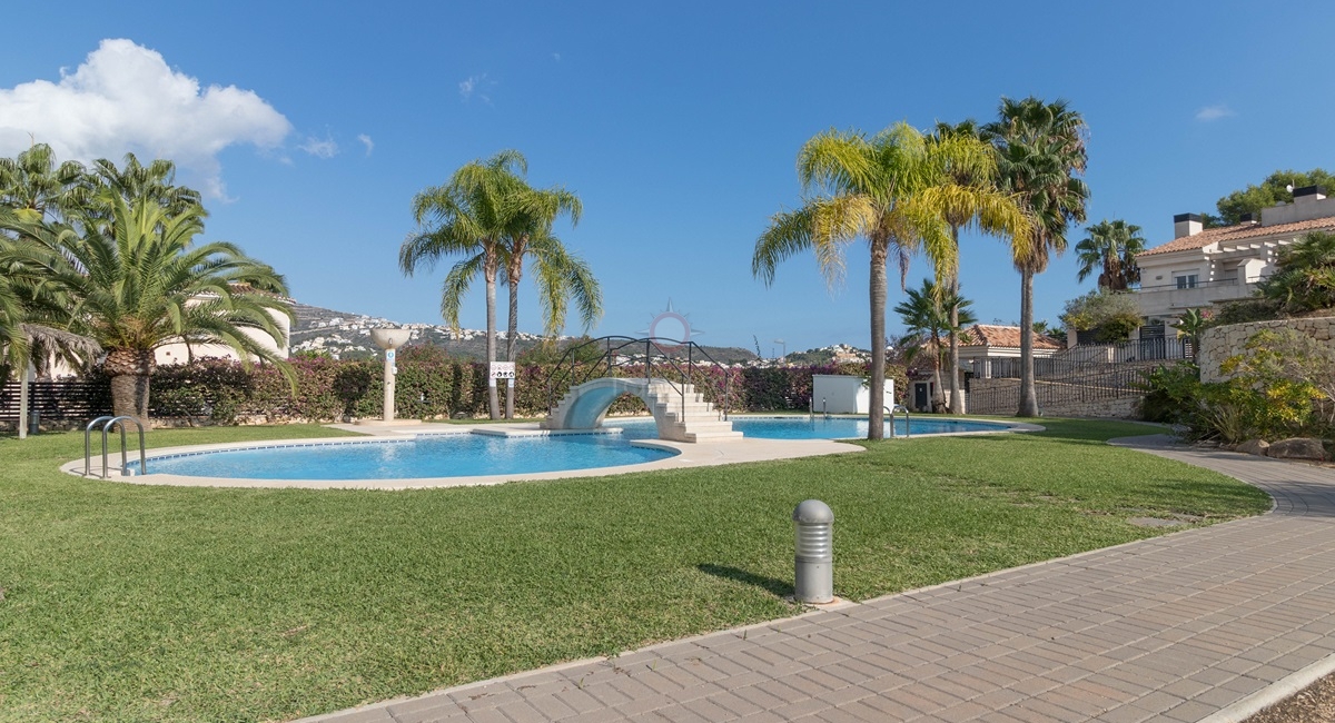 Zonas de jardín y piscina en el Complejo Moraira Sport