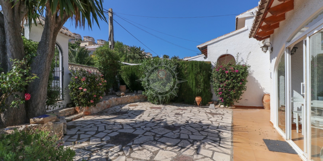 Villa con pequeños jardines privados en venta en Moraira