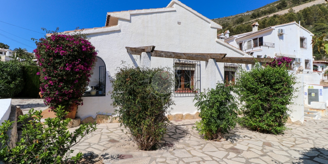 Villa con pequeños jardines privados en venta en Moraira