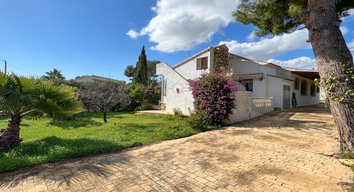 Villa con jardín privado en venta en Moraira