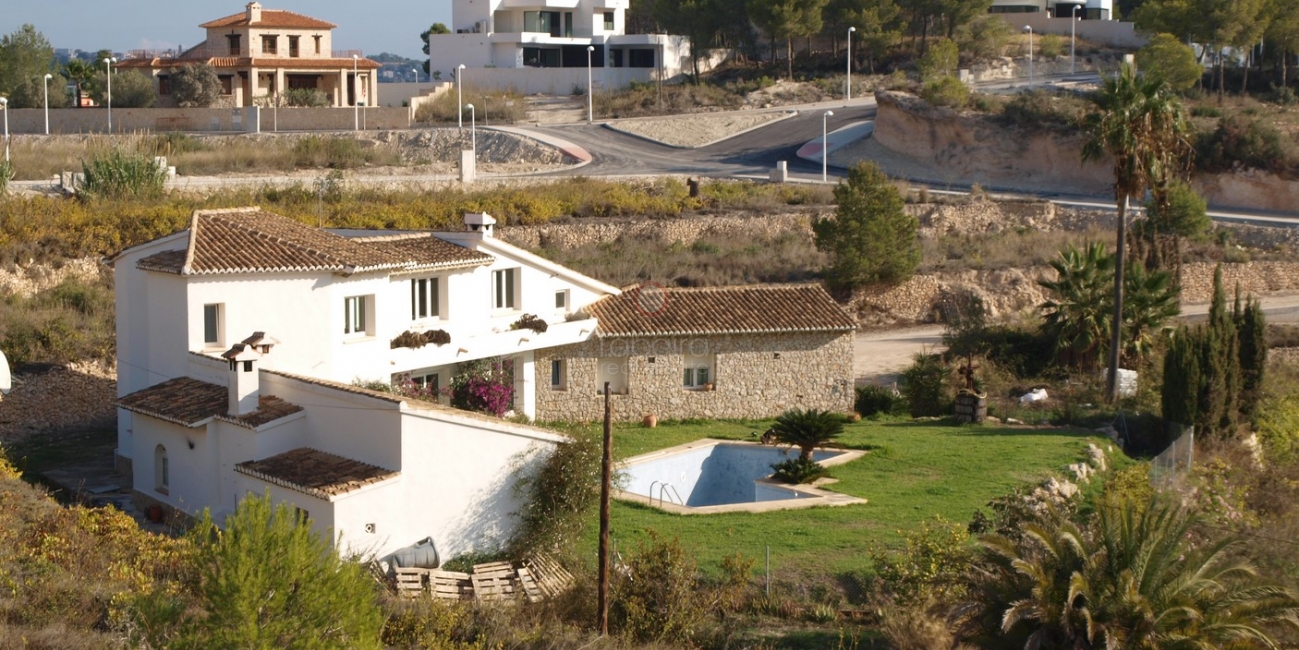Villa con vistas al mar y parcelas adicionales en Moraira