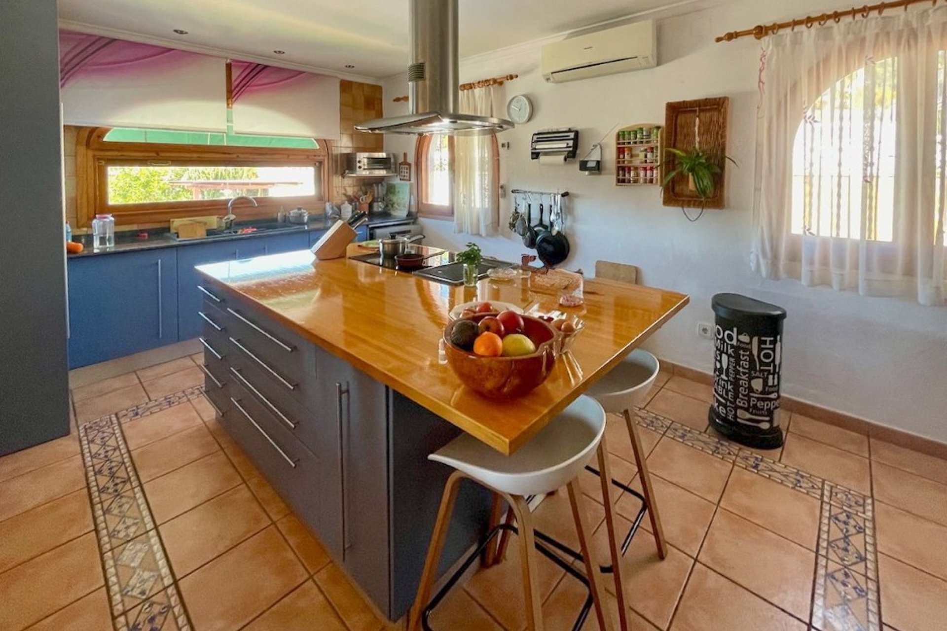 Cuisine aménagée indépendante dans une villa méditerranéenne