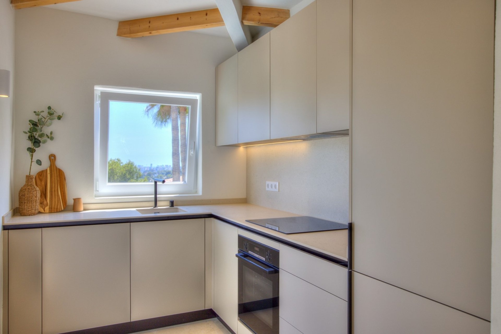 Designkeuken met naadloze overgang tussen binnen- en buitenruimte in Moraira