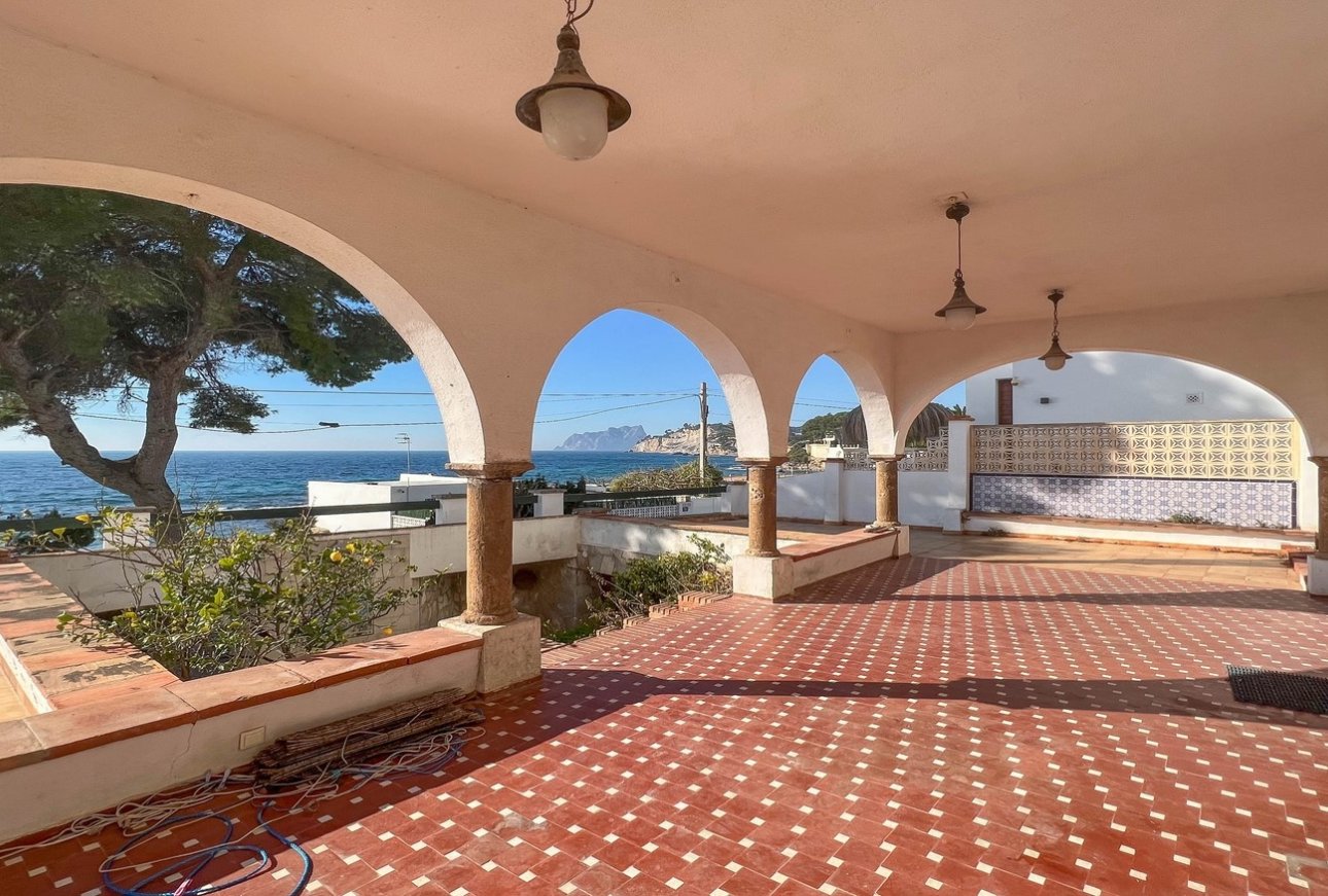Eerstelijns villa aan zee te koop in Cometa Moraira