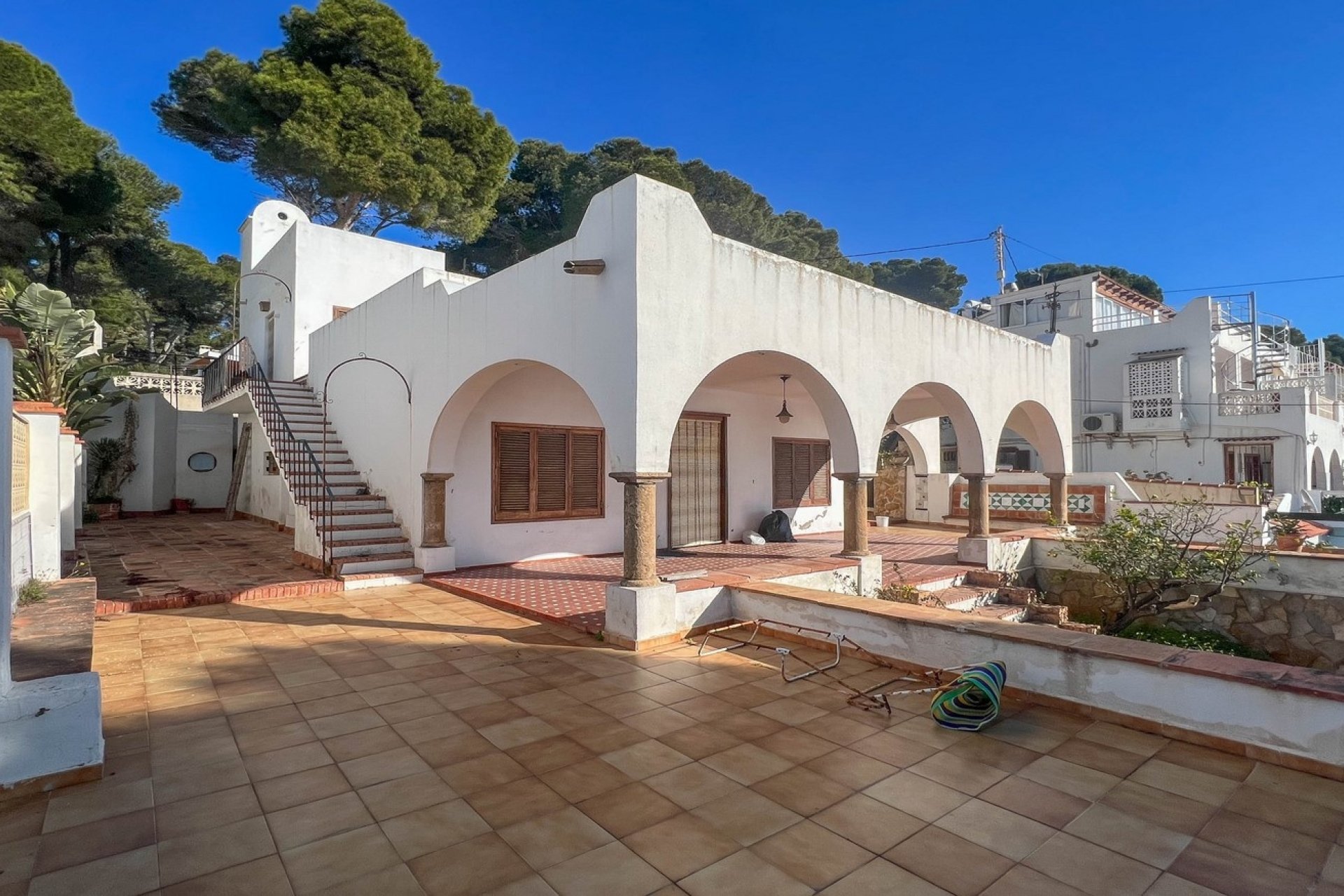 Eerstelijns villa aan zee te koop in Cometa Moraira