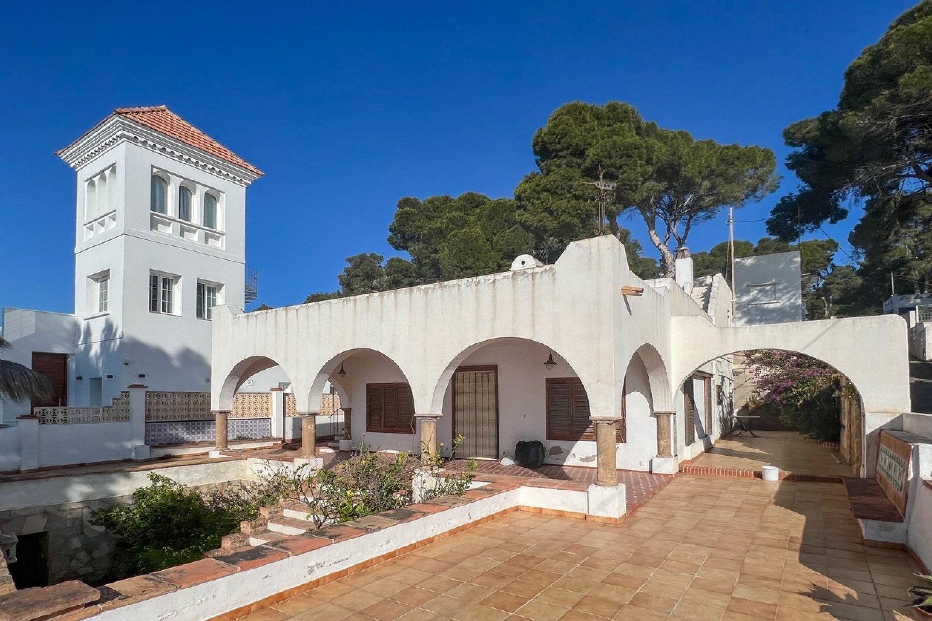 Eerstelijns villa aan zee te koop in Cometa Moraira
