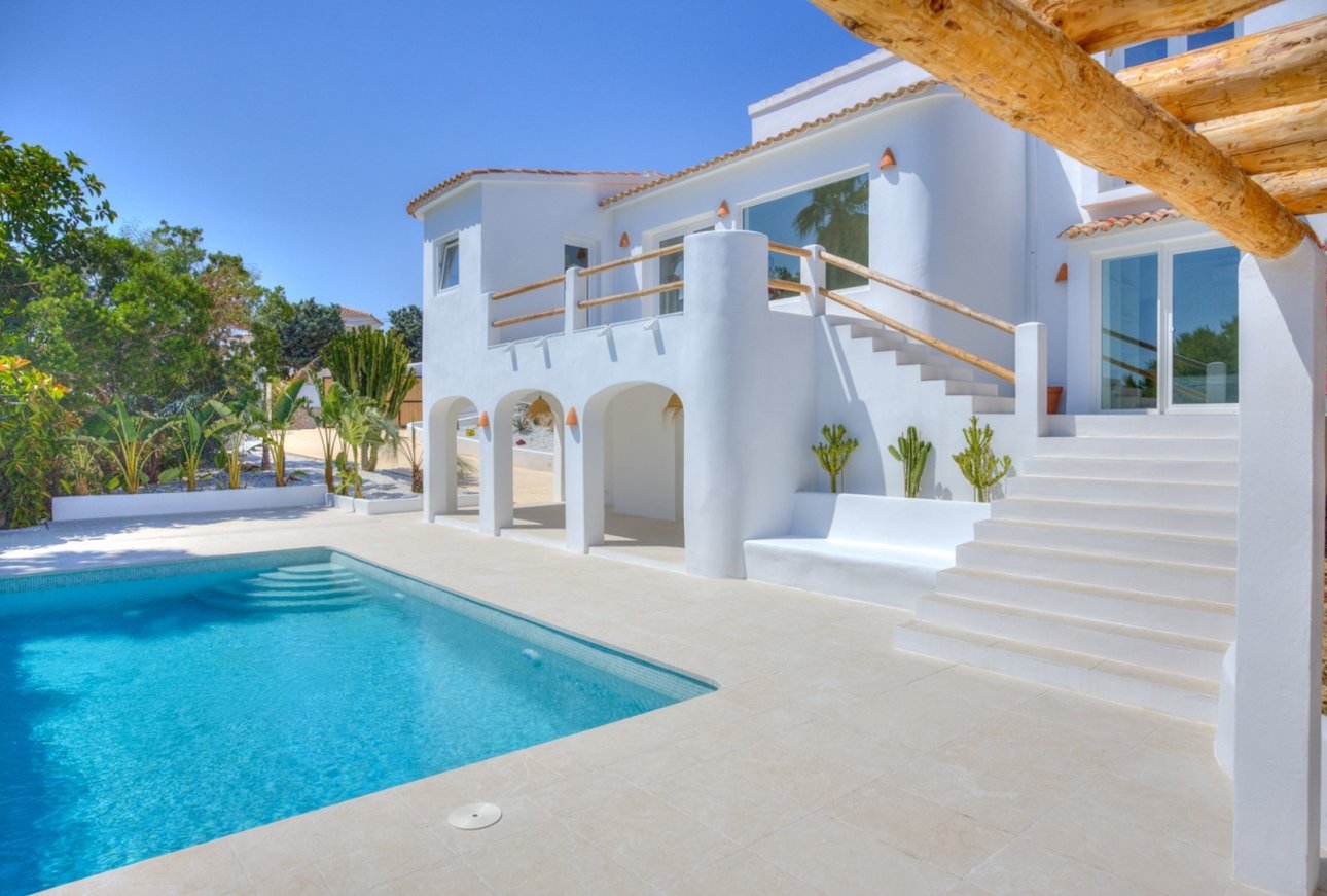 Elegante villa de estilo ibicenco con vistas panorámicas al mar en San Jaime Moraira.