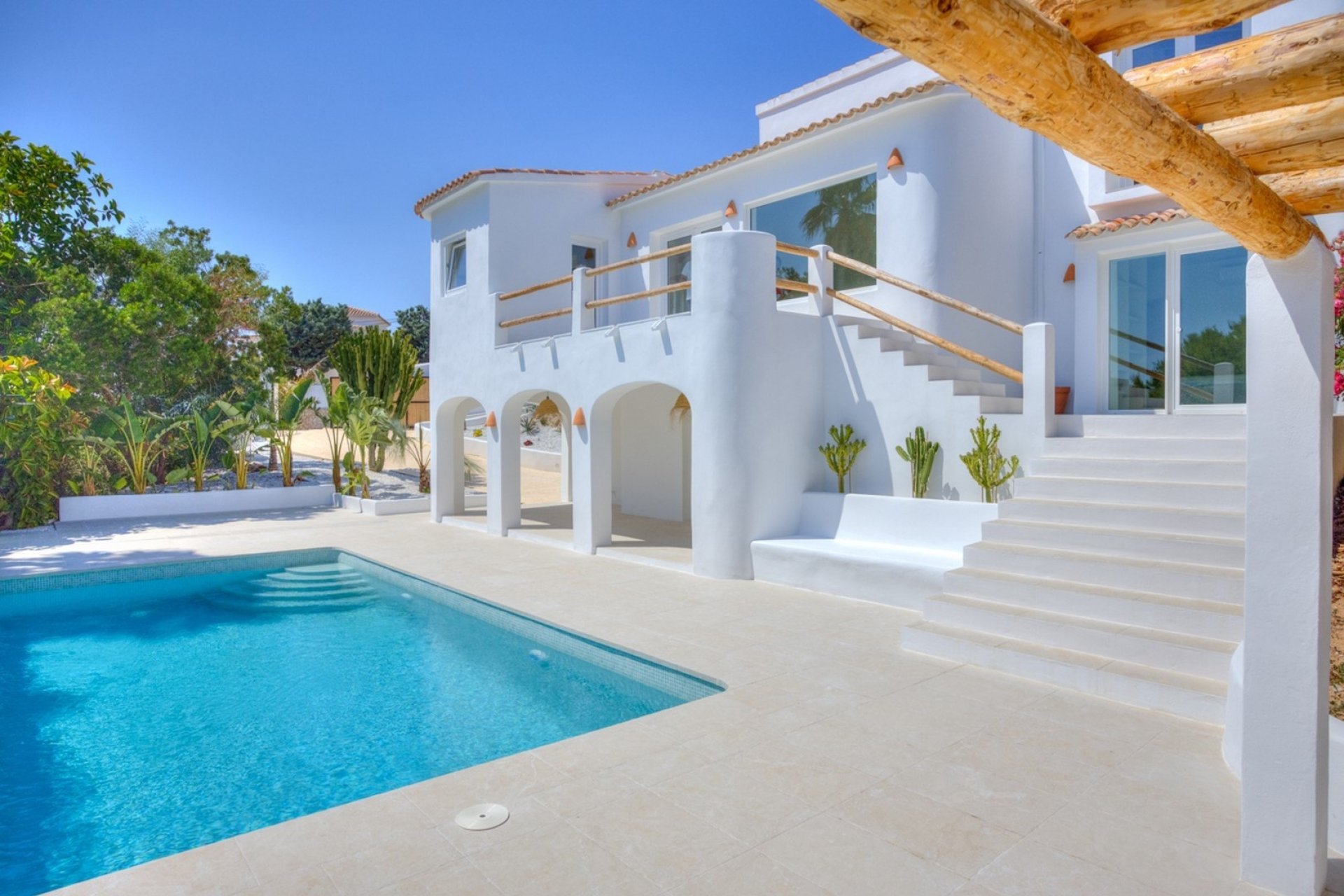 Elegante villa de estilo ibicenco con vistas panorámicas al mar en San Jaime Moraira.