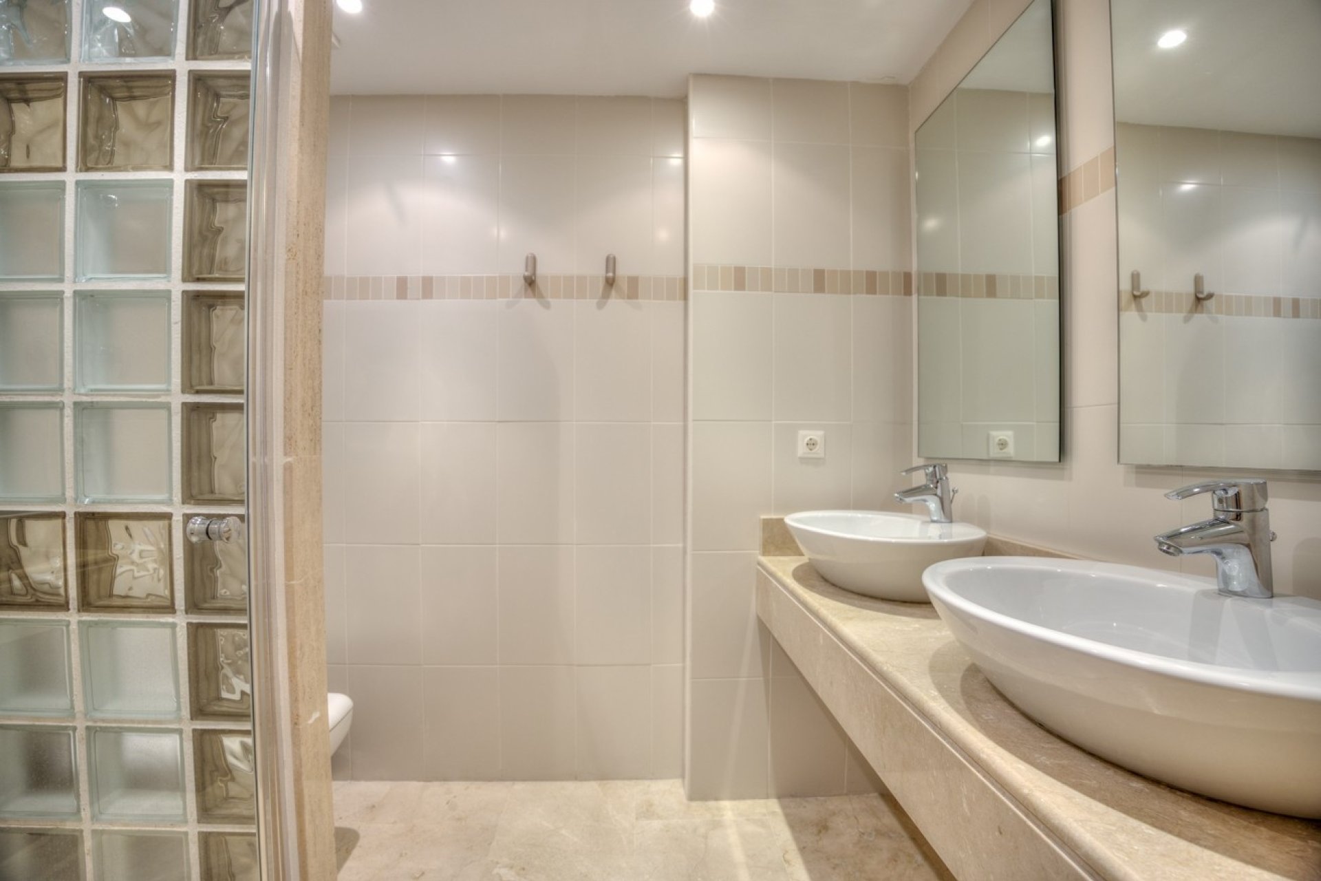 En-suite bathroom with a shower in the Jardines de Montemar apartment