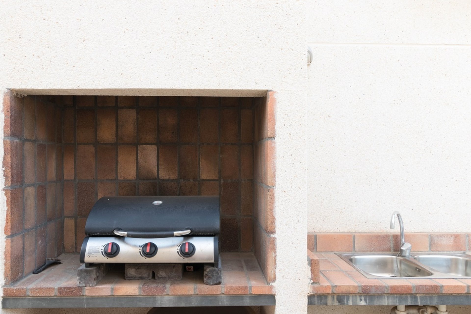 Espace barbecue au complexe sportif de Moraira