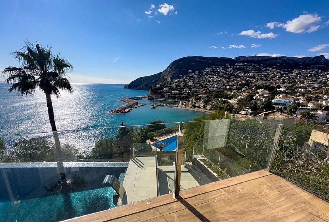 Front Facade - Frontline to the sea villa for sale in Calpe