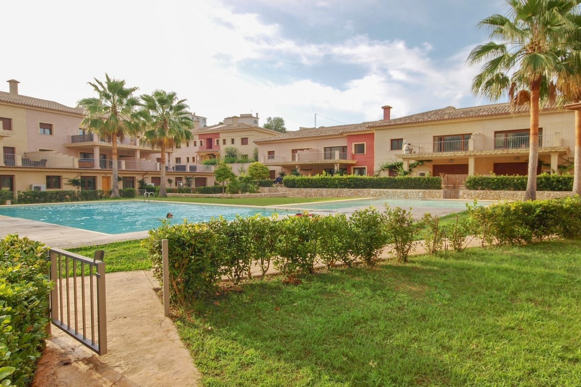 Gardens and pool area in Jardines de Montemar