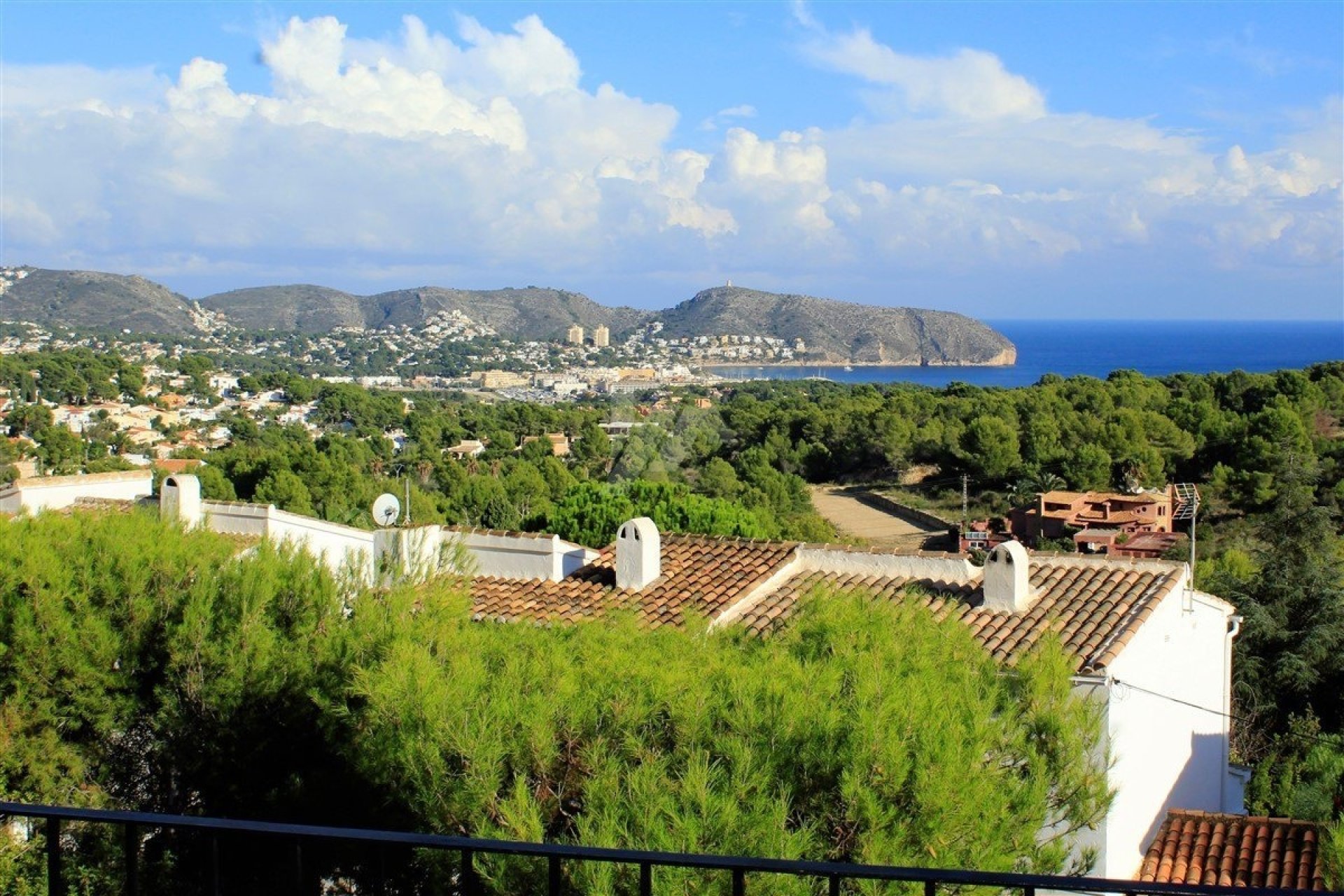 Gemeenschappelijke villa met uitzicht op zee te koop in Moraira