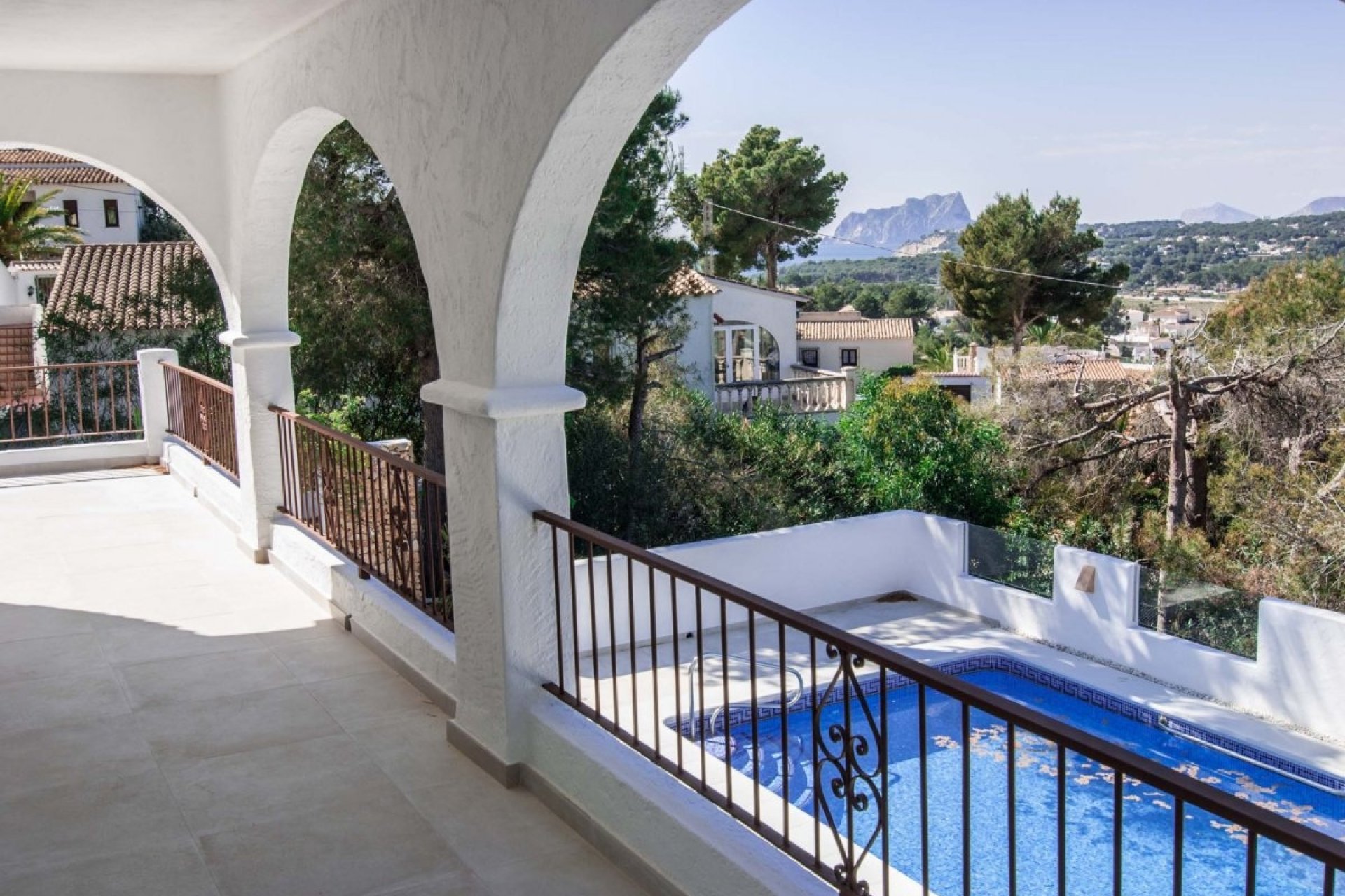 Gemoderniseerde villa met zeezicht te koop in Paichi Moraira