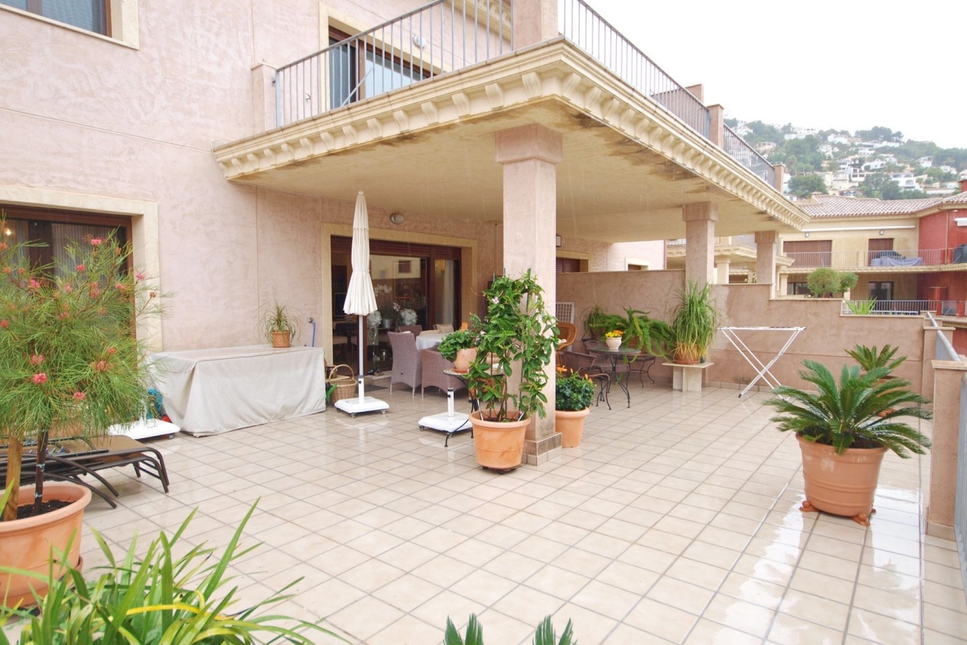 Große Balkonterrasse in der Wohnung jardines de montemar