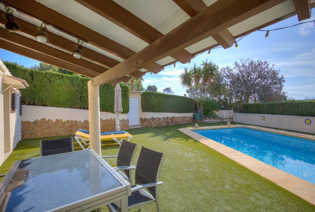Überdachte Pool-Terrasse │ Villa Sabatera Moraira │ Fußweg zu Annehmlichkeiten