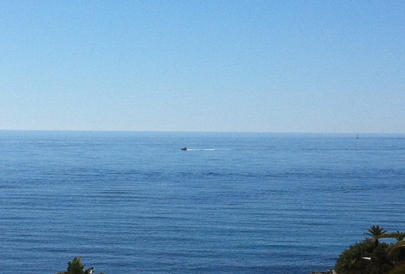 Het uitzicht op zee vanaf het pand, villa gelegen tweede lijn naar de zee in Morairaв Морайра