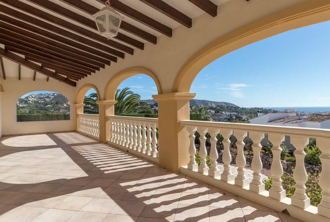 Hochwertige Villa mit Meerblick zum Verkauf neben Moraira