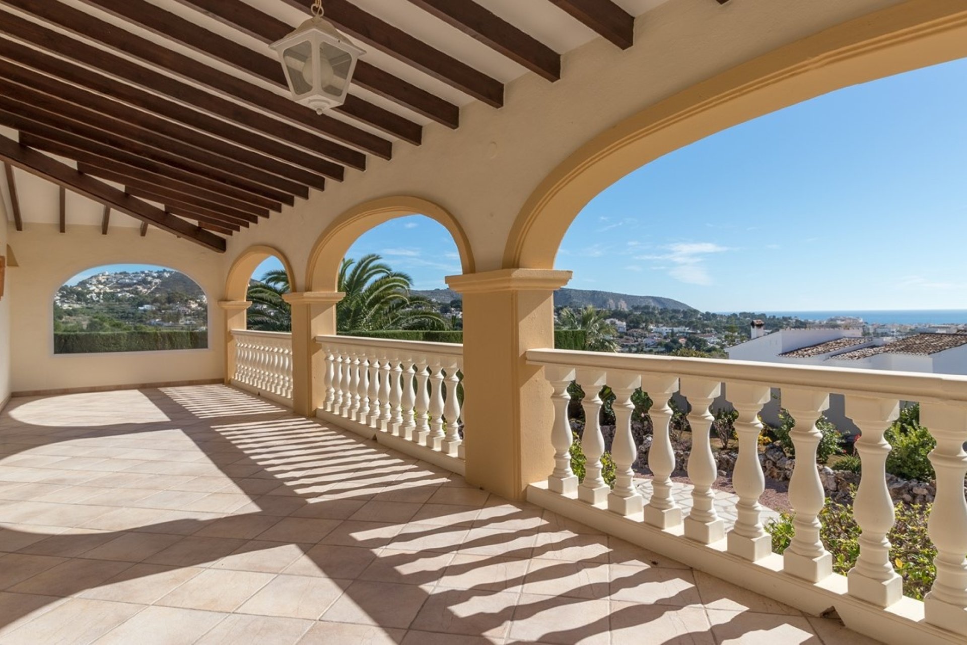 Hochwertige Villa mit Meerblick zum Verkauf neben Moraira