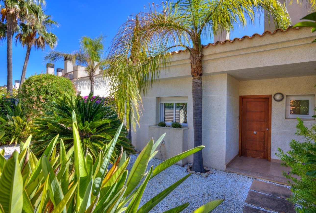 Jardin à l'avant et accès de plain-pied à la villa sportive de Moraira