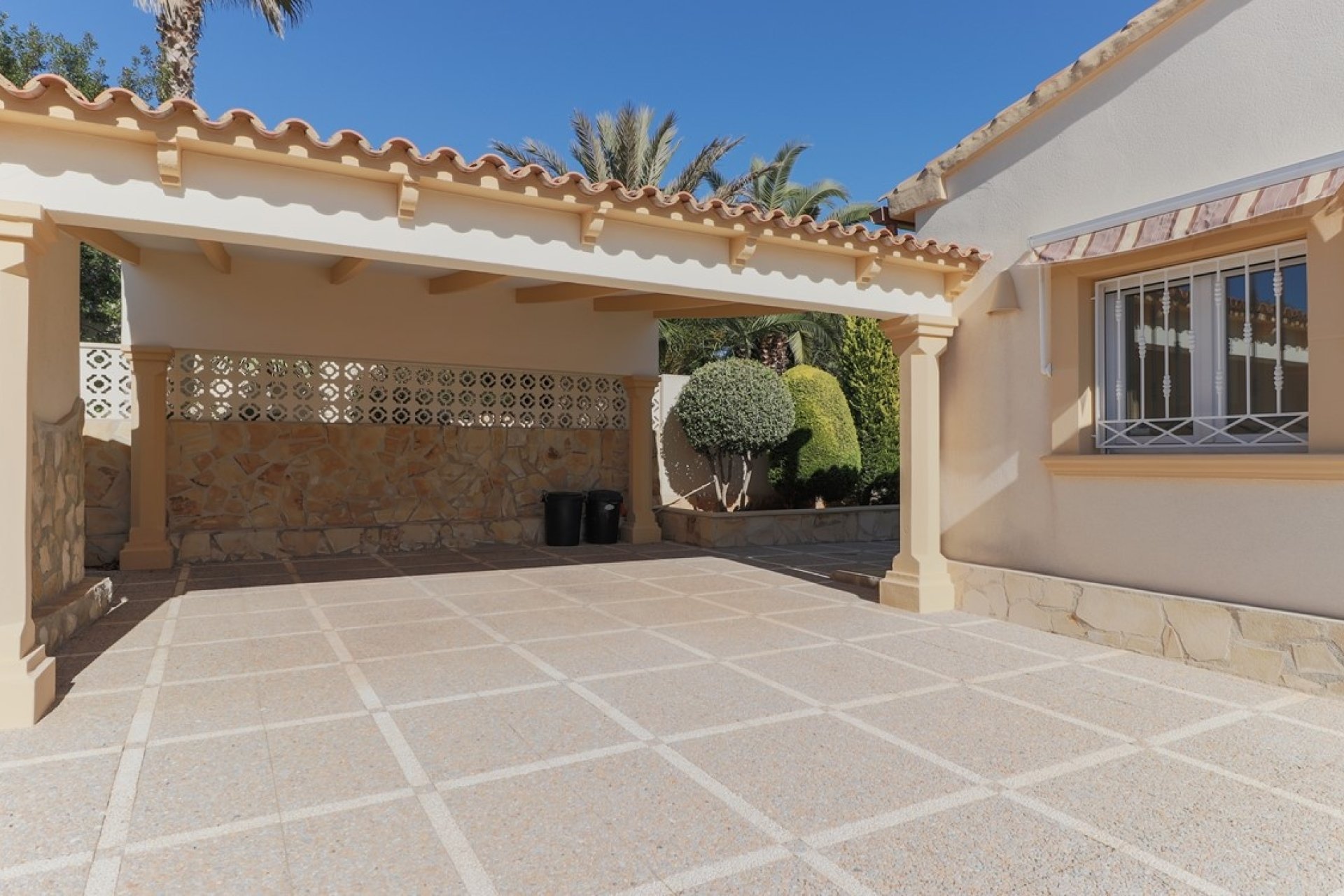 Kwaliteitsvilla met zeezicht te koop naast Moraira