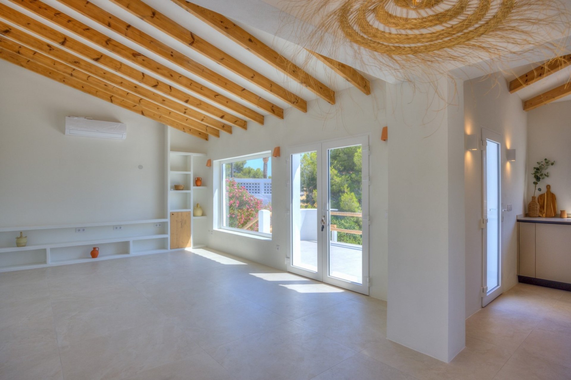 Lichte, open woonruimte in een moderne villa in Ibiza-stijl.