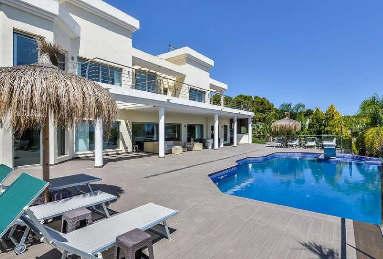 Luxury villa for sale in La Fustera with sea views