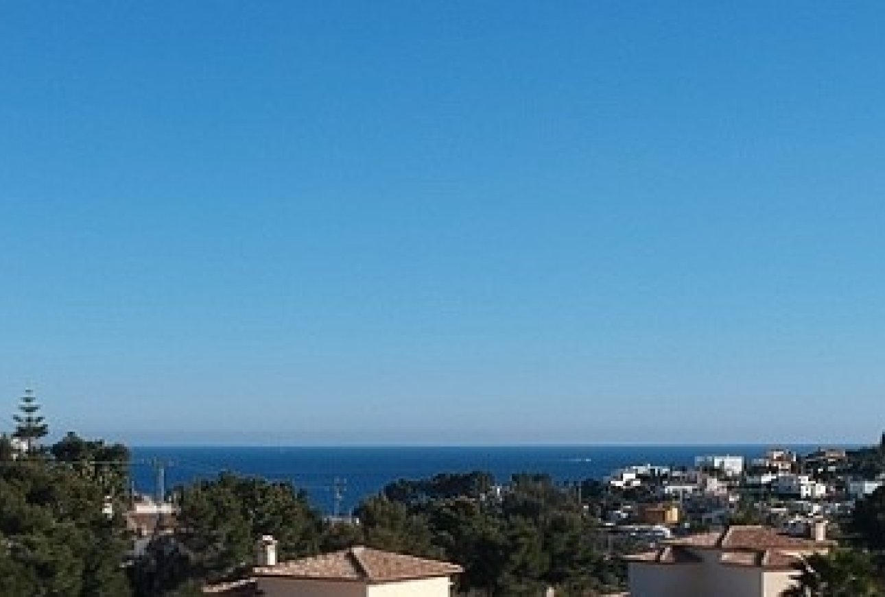 Moderne villa met zeezicht naast het strand in Benissa Costa