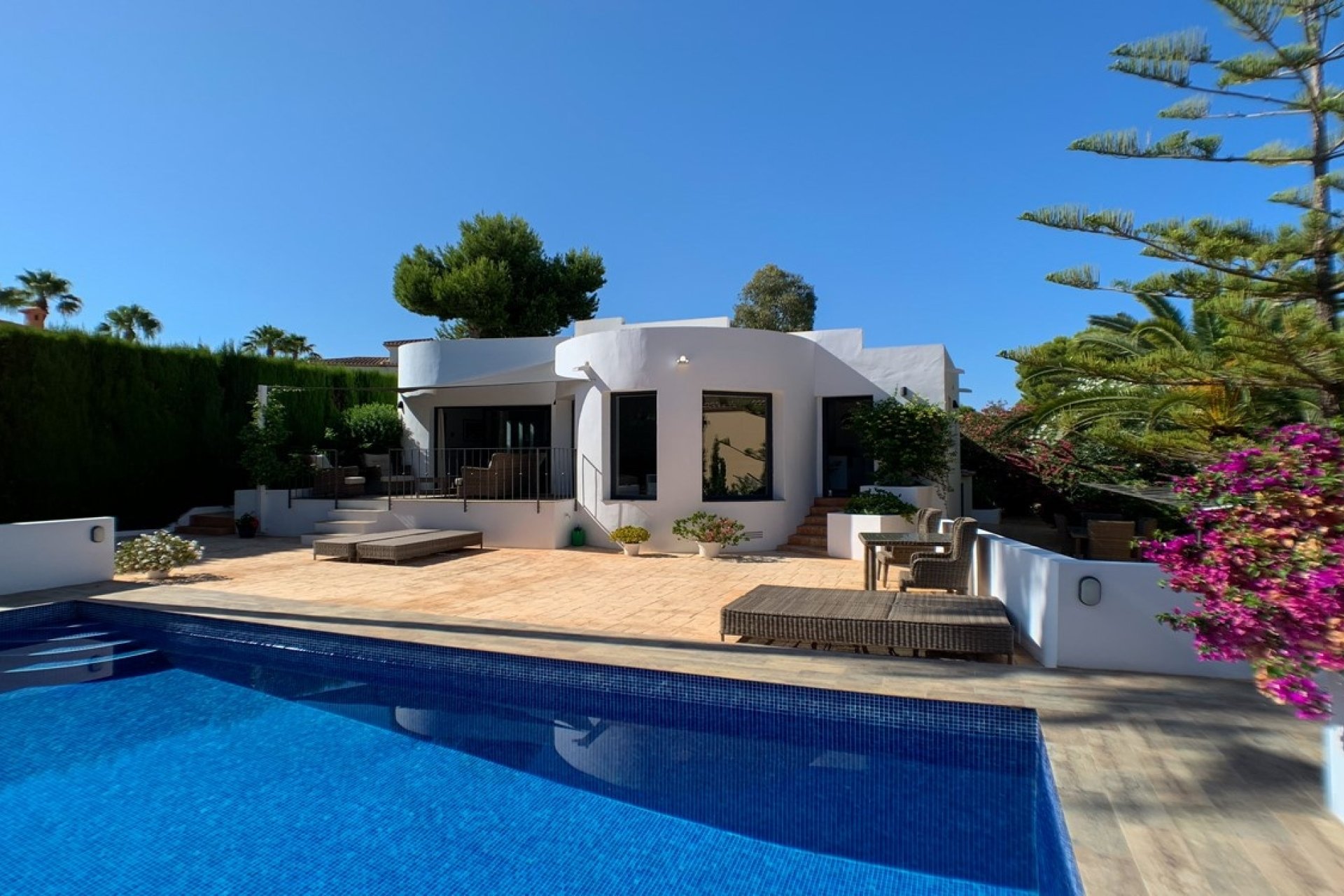 Moderne Villa zum Verkauf in Cometa Moraira in der Nähe der Stadt