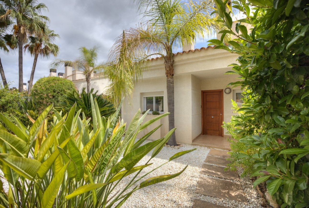 Moraira Sport – Vorgarten der Villa