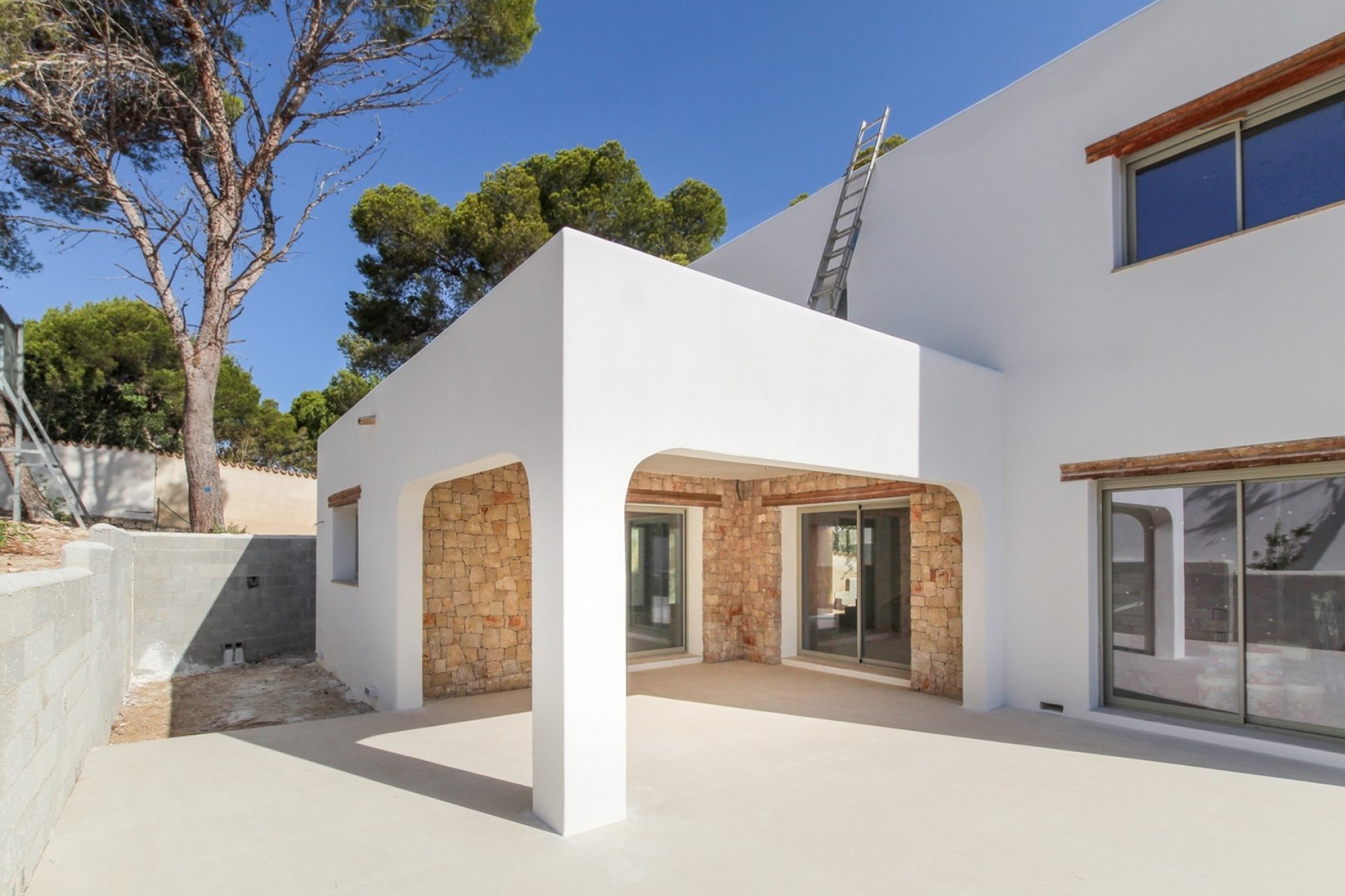 Nueva villa de estilo ibicenco lista para entrar a vivir en Cap Blanc Moraira