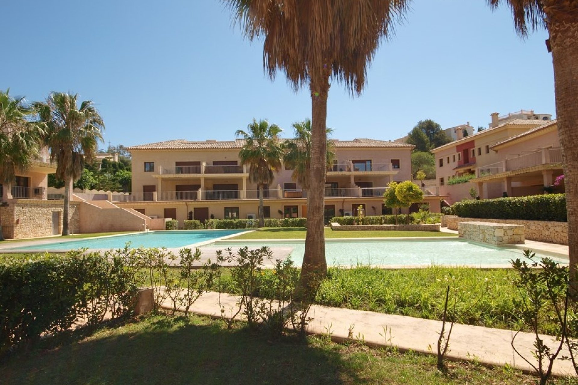 Piscina y zona ajardinada en jardines de montemar benissa