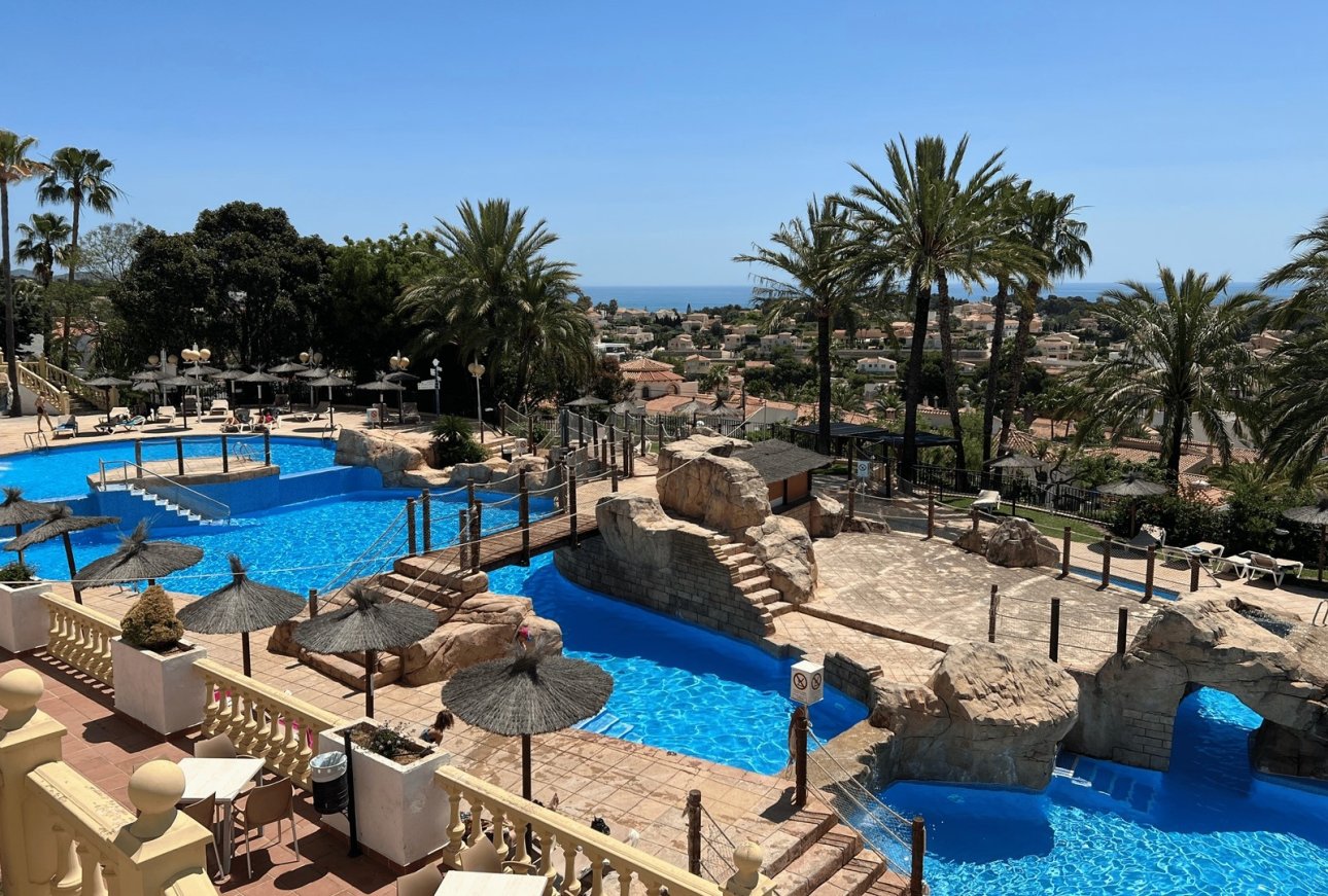 Piscine avec cascade dans le parc impérial de Calpe