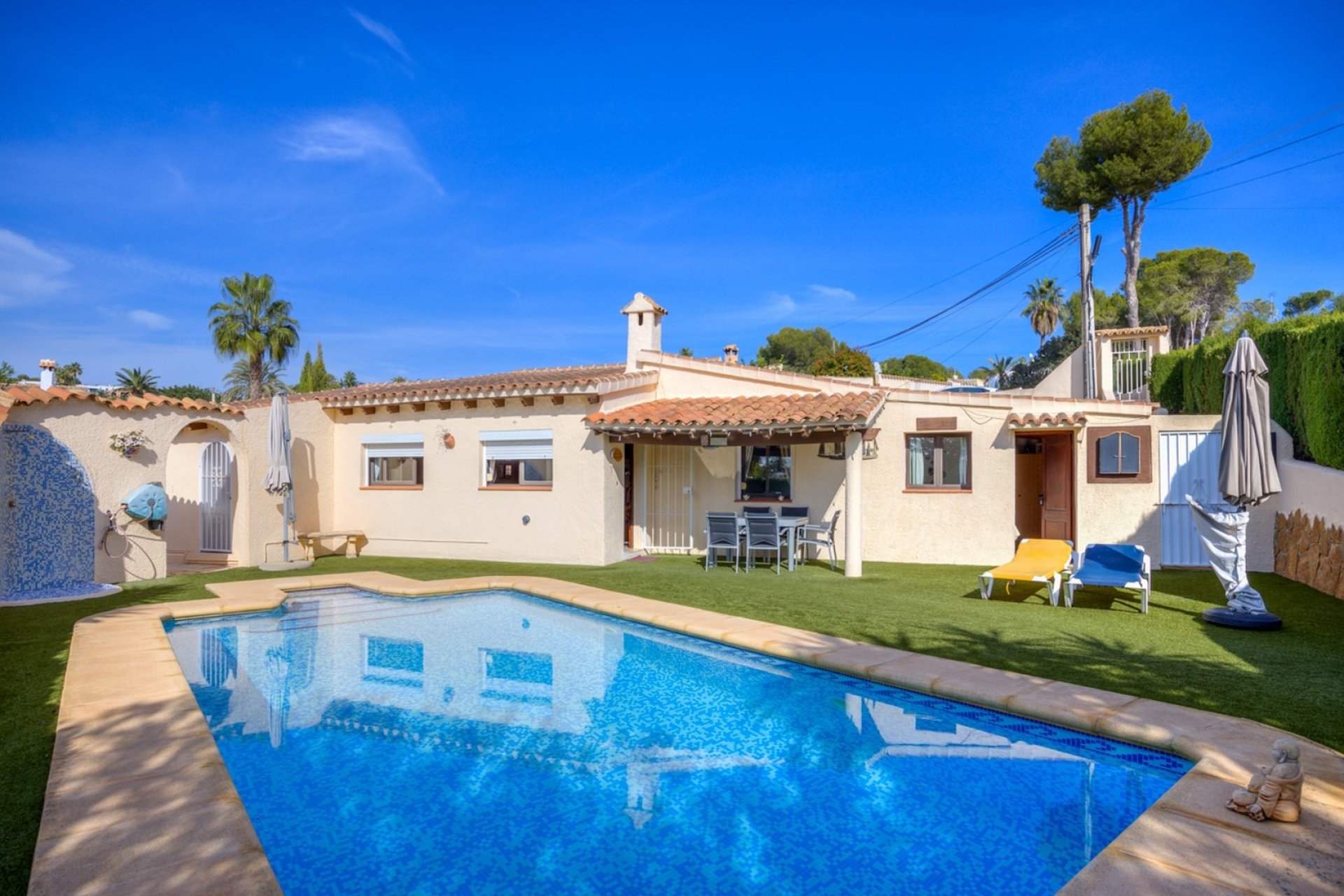 Pool Fassade │ Villa Sabatera Moraira │ Zu Fuß zu den Annehmlichkeiten