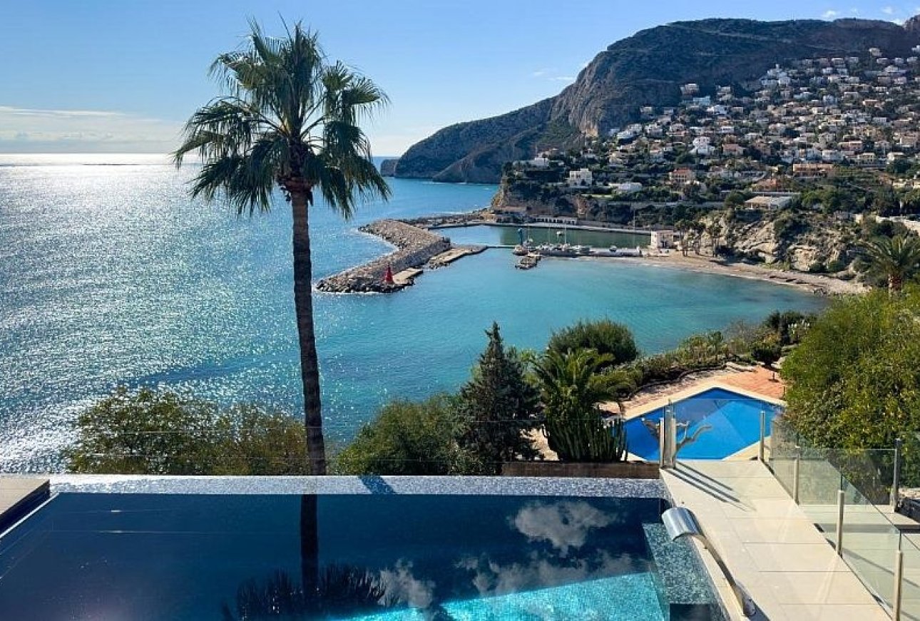 Pool views - Frontline to the sea villa for sale in Calpe