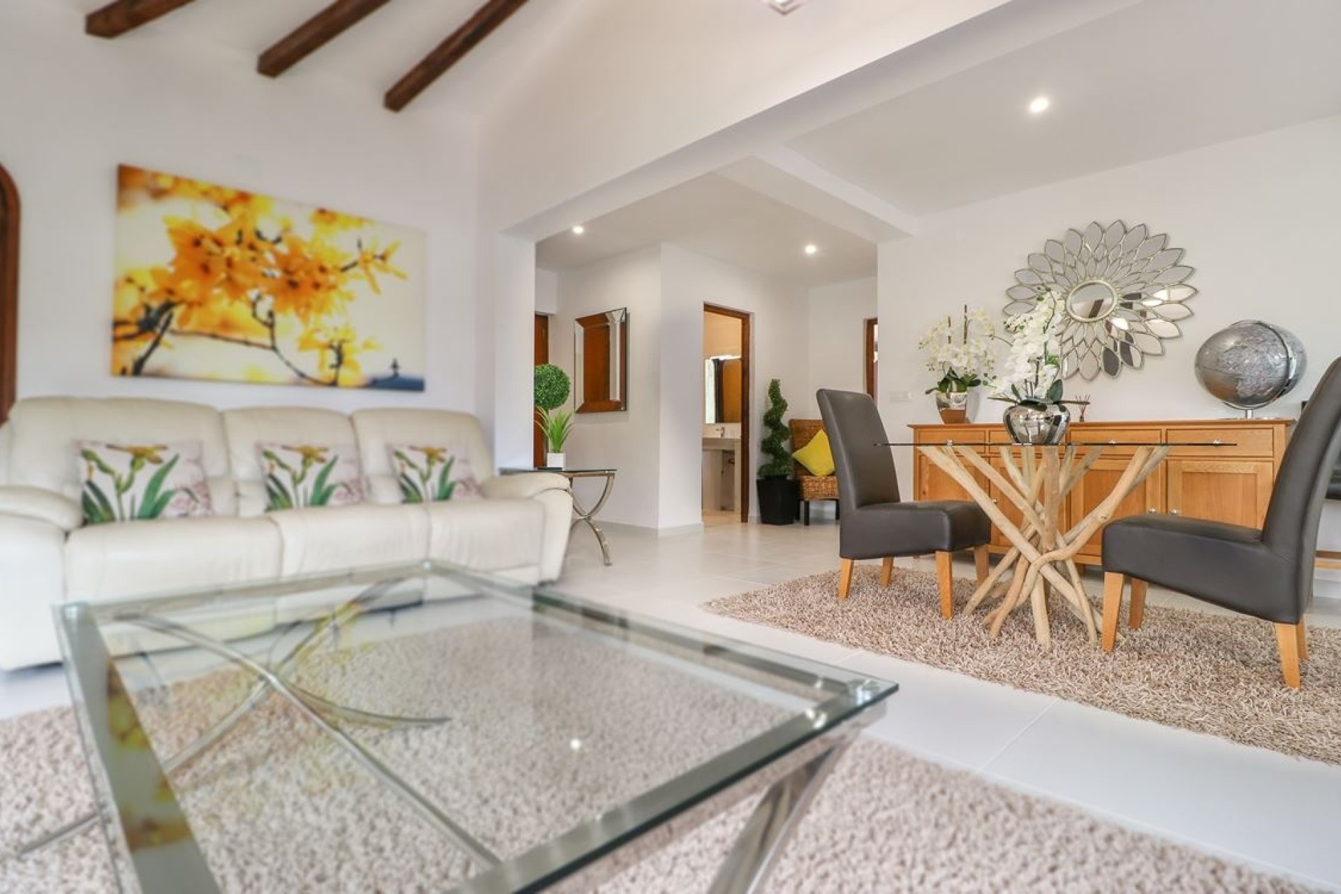 Principal salón y comedor de la villa San Jaime Moraira.