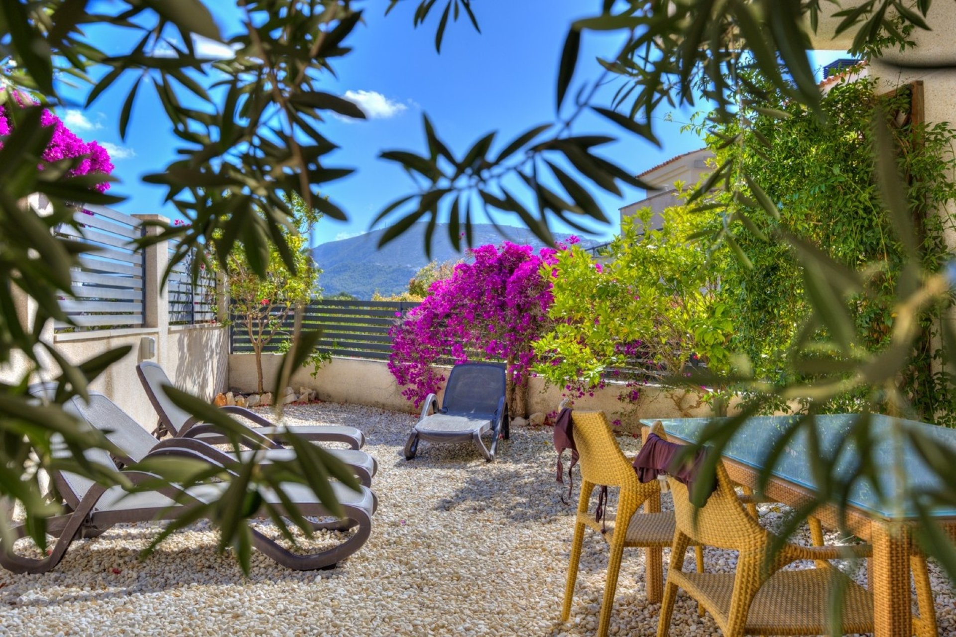 Private gardens and sunbathing space in Moraira Sport property