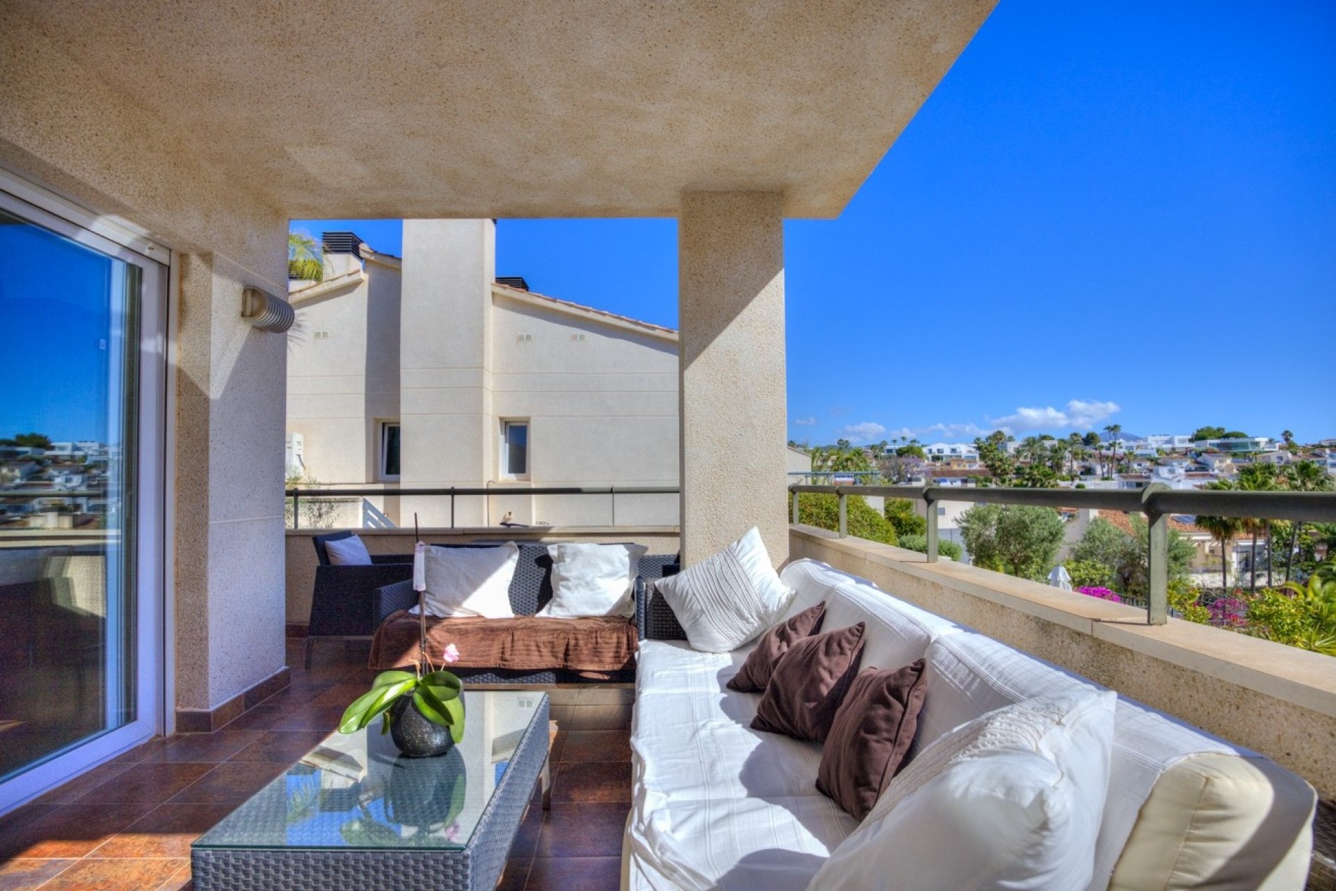Ruim overdekt balkon/terras in de Moraira Sport-gemeenschap
