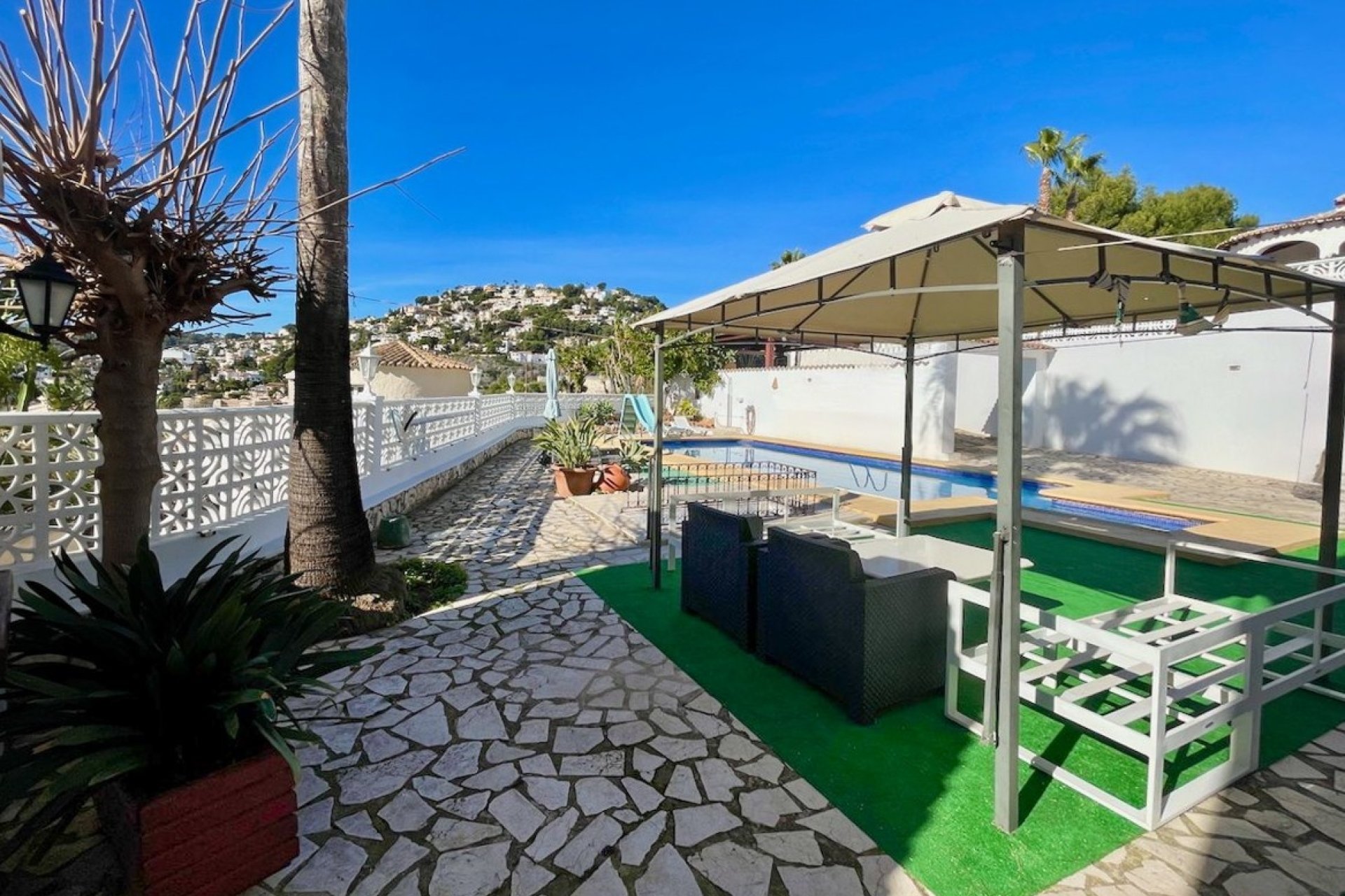 Ruim terras met vrij uitzicht op zee in Moraira.