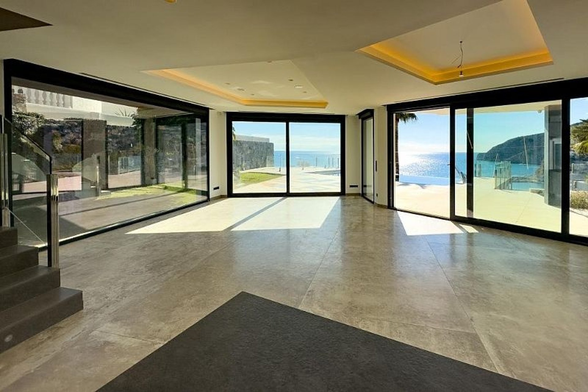 Salón - Villa en primera línea de mar en venta en Calpe
