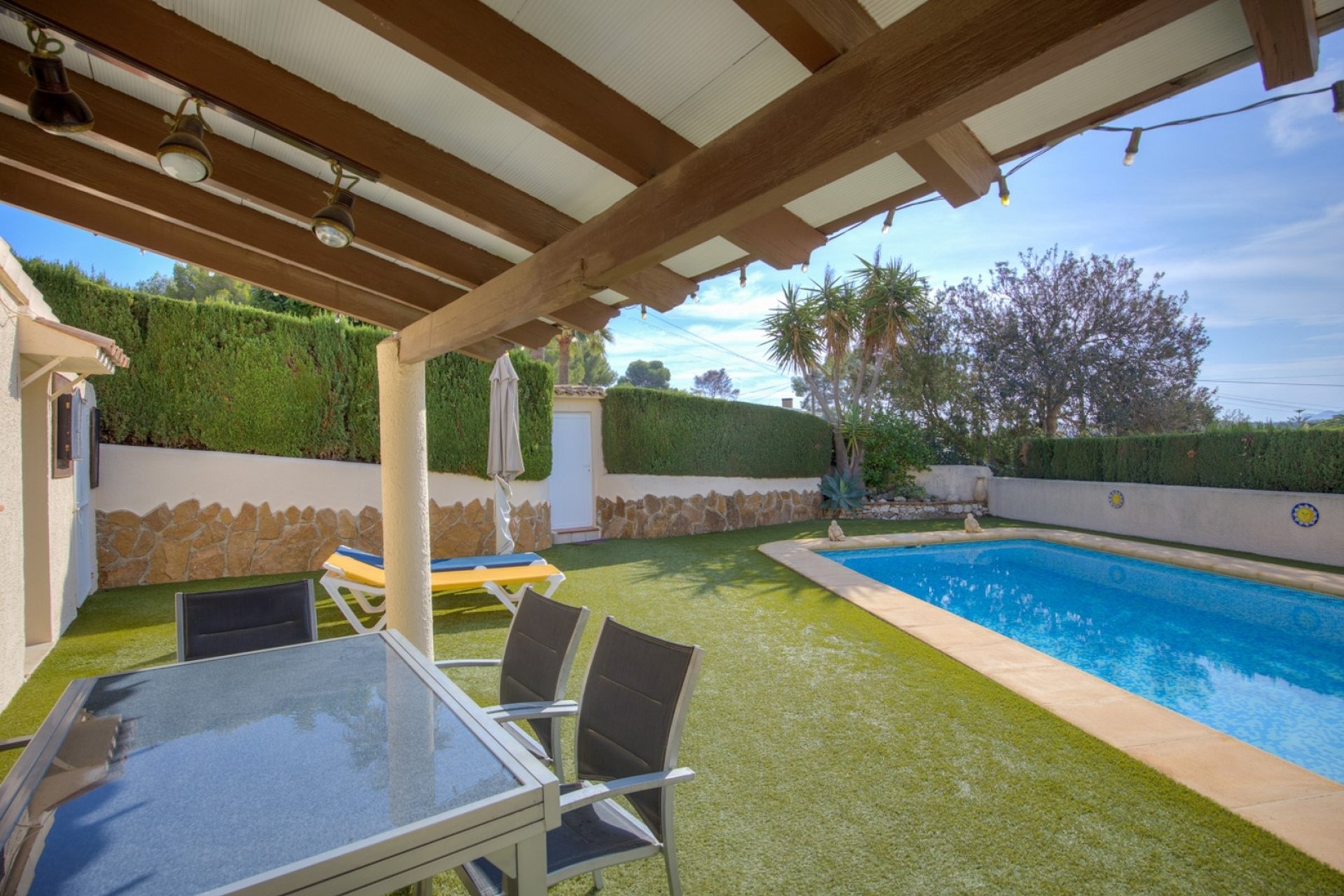 Terrasse couverte de la piscine │ Villa Sabatera Moraira │ Accès à pied aux commodités