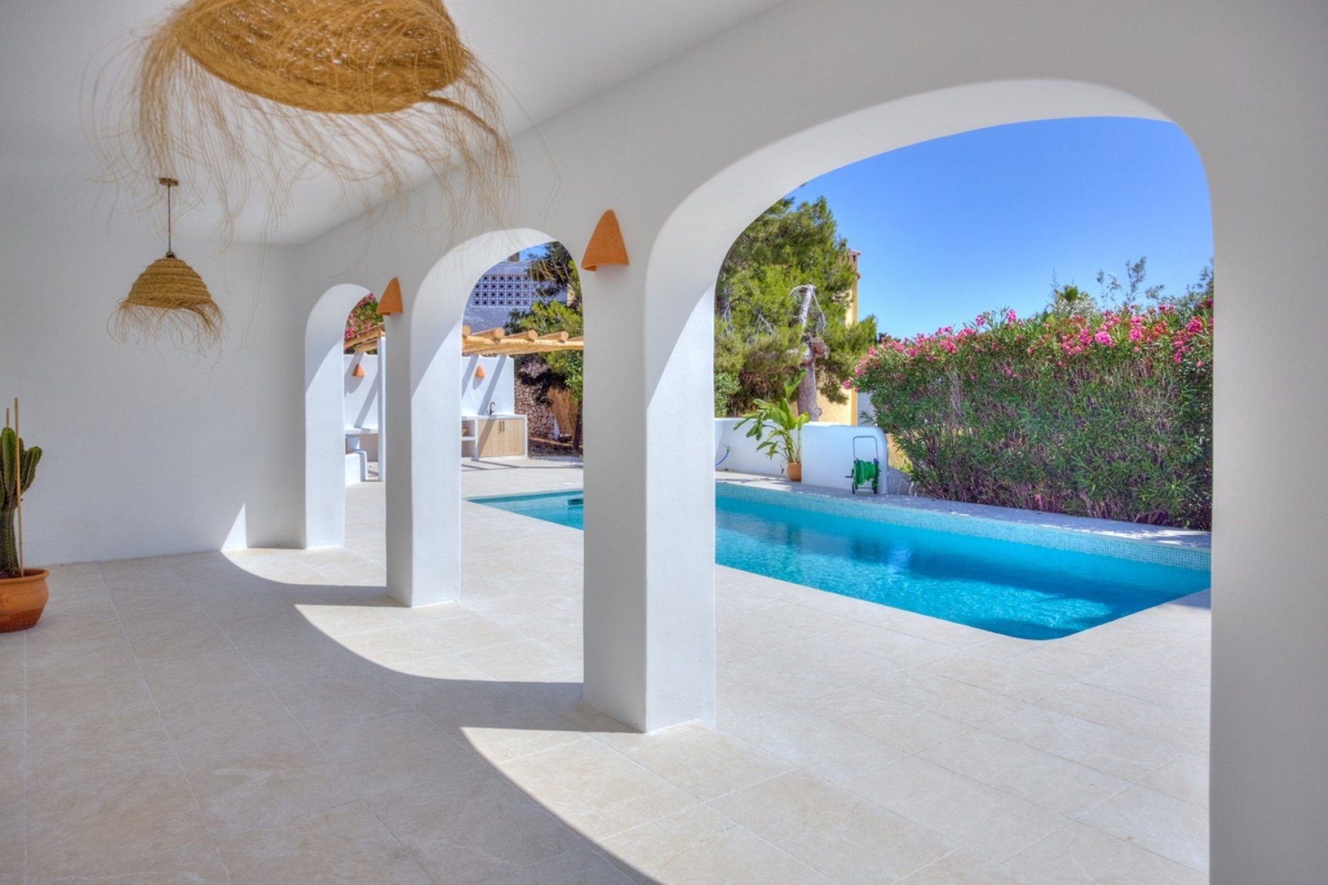 Terrasse privée avec piscine et vue sur la mer et la Sierra Bernia sur la Costa Blanca