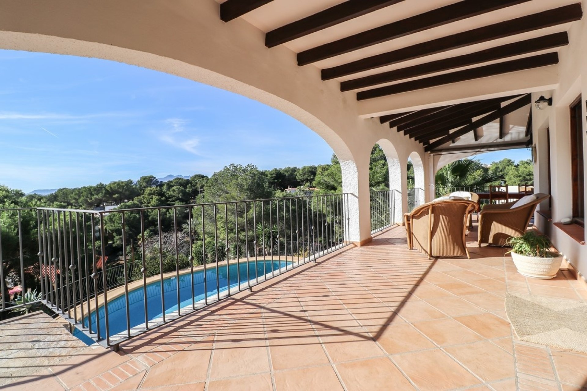 überdachte balkon terrasse von der villa zum verkauf in moraira