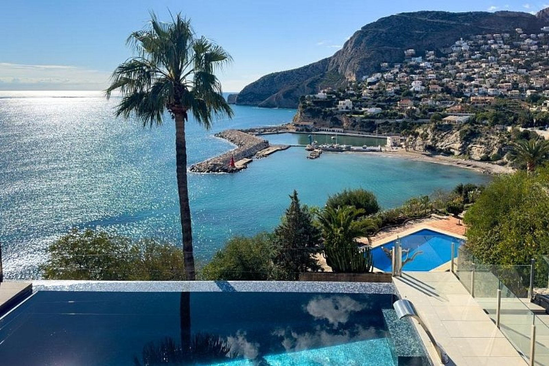 Uitzicht op het zwembad - Villa te koop in Calpe, direct aan zee