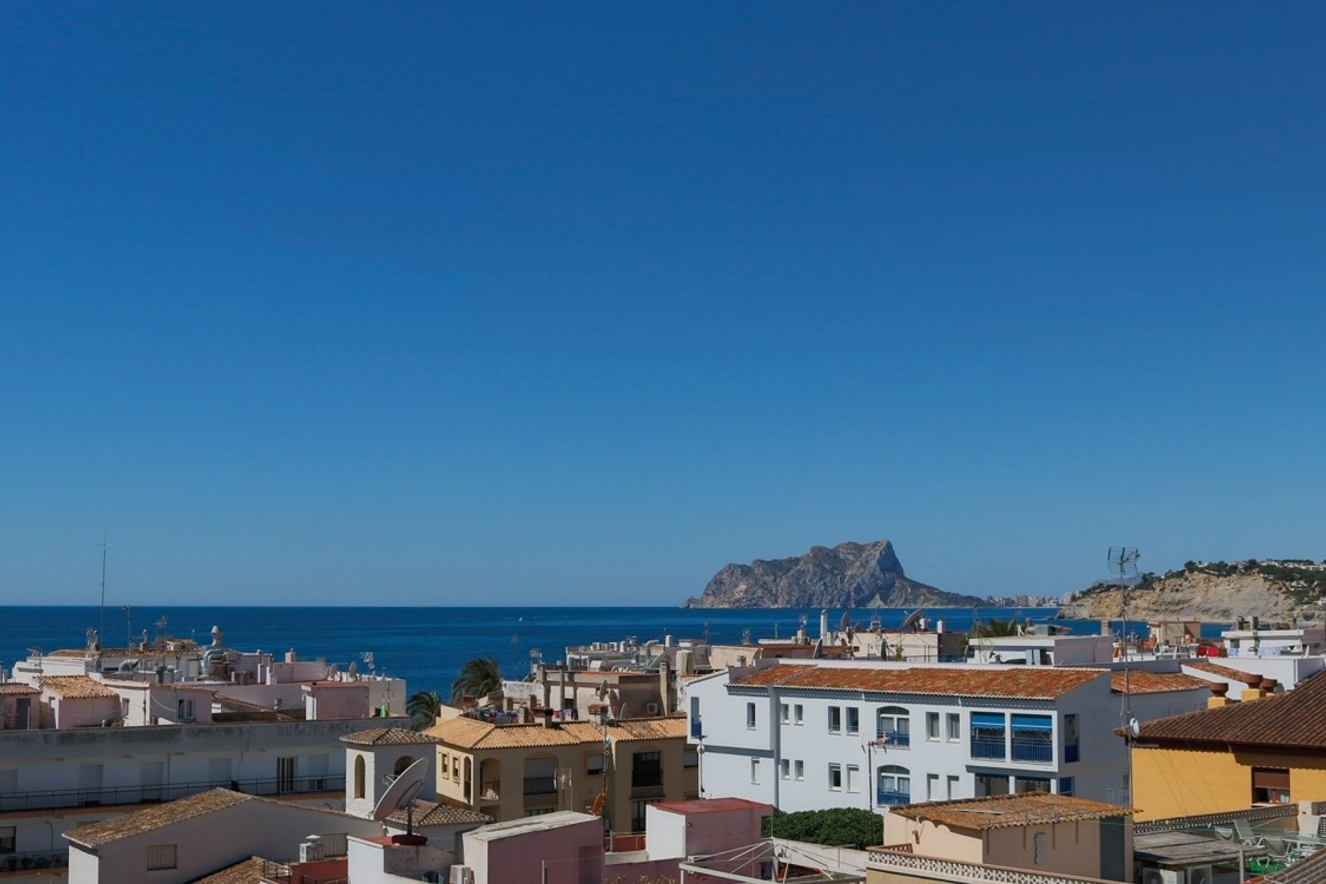 Uitzicht op zee vanuit de slaapkamer en badkamer Penthouse Moraira